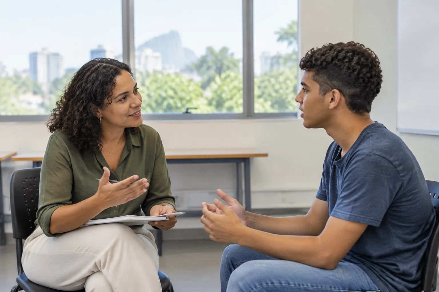 Professora revisa com alunos a estrutura da tese
